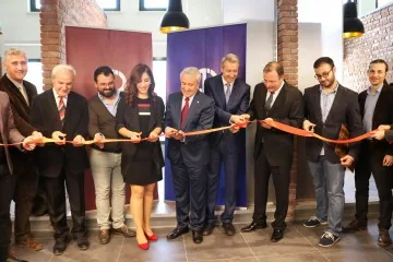 Kodrika ve diğer girişim şirketlerinin açılış töreninde kurdele kesimi