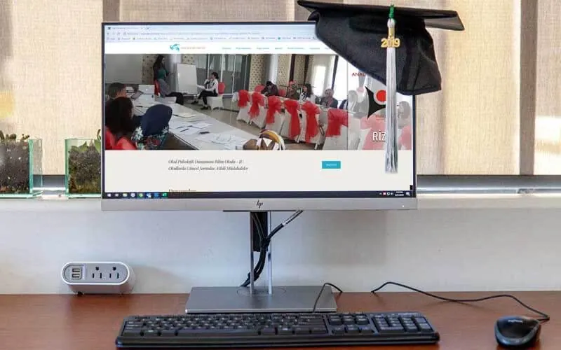PDR Bilim Okulu web sitesinin masaüstü monitörde görünümü